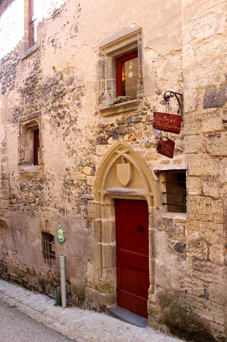 Maison : Façade sur rue, vue partielle