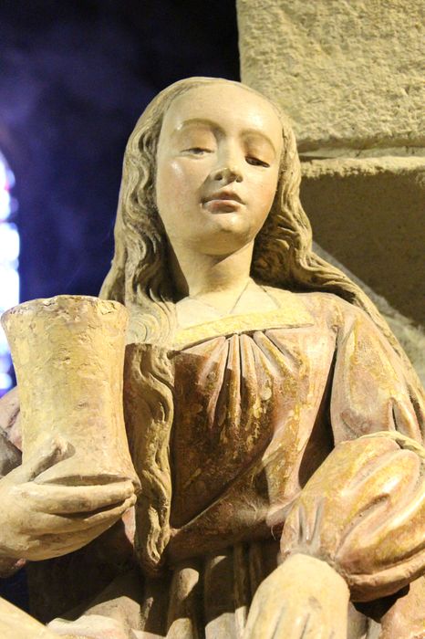 Groupe sculpté : Vierge de Pitié entre saint Jean et sainte Madeleine (la) : Détail