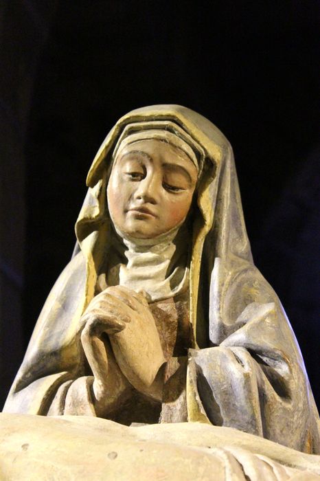 Groupe sculpté : Vierge de Pitié entre saint Jean et sainte Madeleine (la) : Détail