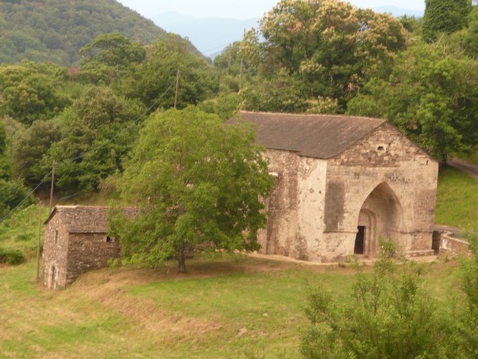 Ancienne église Notre-Dame de Molezon : Vue générale de l’église dans son environnement