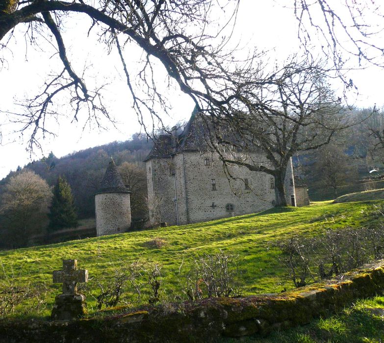 Château de Vals : Vue partielle du château dans son environnement