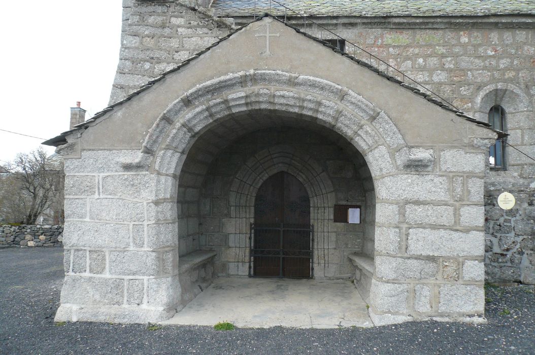 Eglise de la Sainte-Trinité : Porche sud, vue générale