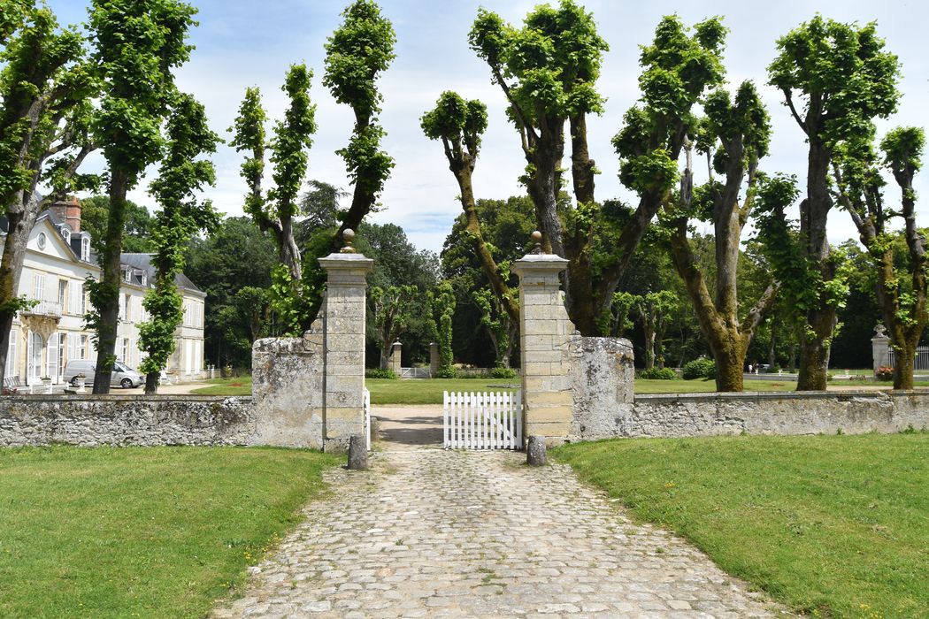 Château : Portail d'accès sud à la cour d'honneur, vue générale