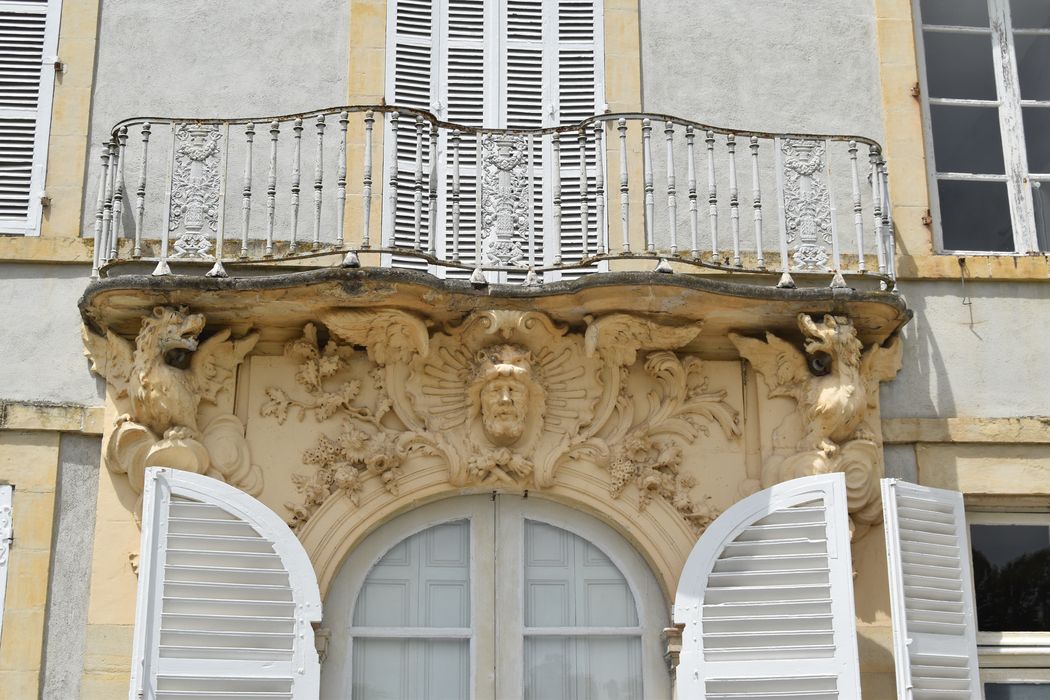 Château : Façade sud-est, travée axiale, détail