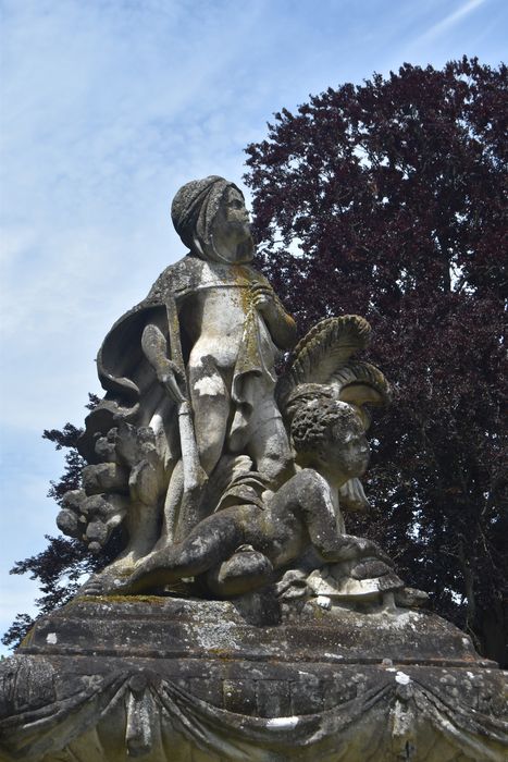 Château : Jardin nord-ouest, groupe sculpté : l'Afrique, vue générale