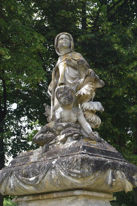 Château : Jardin nord-ouest, groupe sculpté : l'Afrique, vue générale