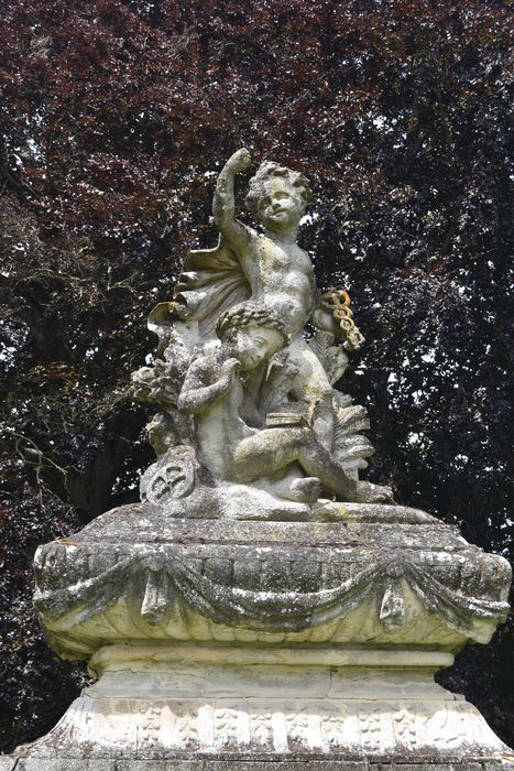 Château : Jardin nord-ouest, groupe sculpté : l'Europe, vue générale