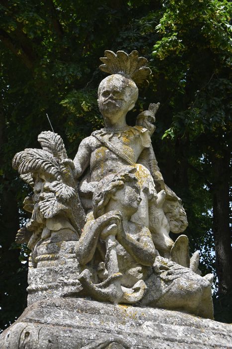 Château : Jardin nord-ouest, groupe sculpté : l'Amérique du Nord, vue générale