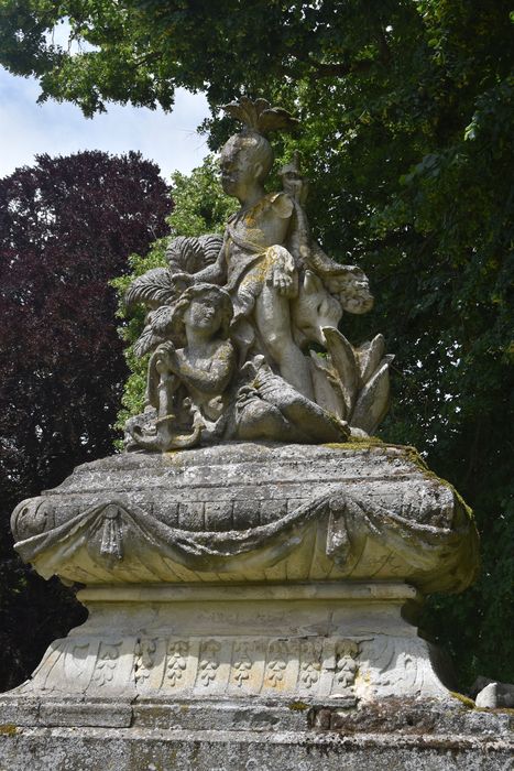 Château : Jardin nord-ouest, groupe sculpté : l'Amérique du Nord, vue générale