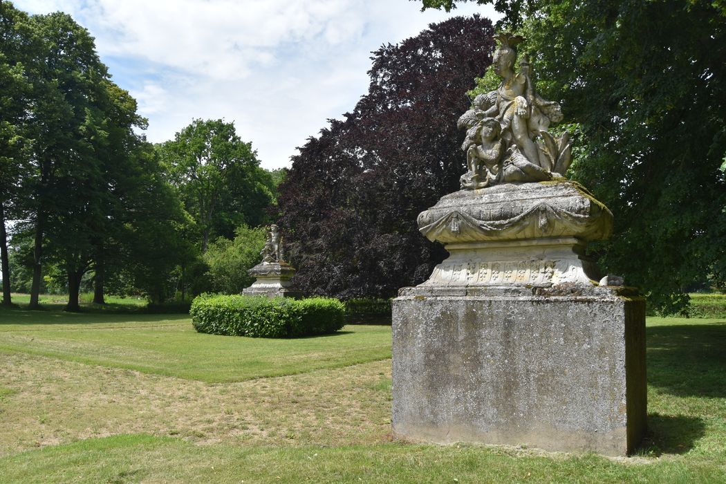 Château : Jardin nord-ouest, groupe sculpté : l'Amérique du Nord, vue générale