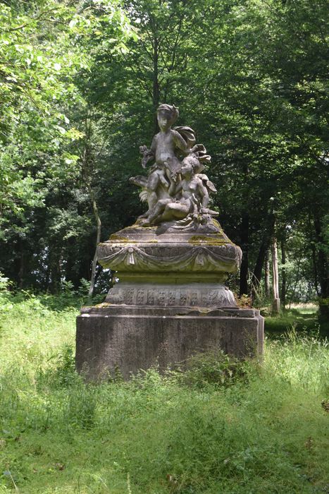 Château : Jardin nord-ouest, groupe sculpté : l'Asie, vue générale