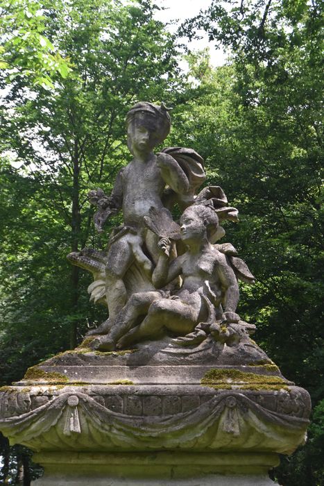 Château : Jardin nord-ouest, groupe sculpté : l'Asie, vue générale