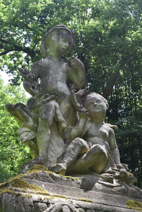 Château : Jardin nord-ouest, groupe sculpté : l'Asie, vue générale