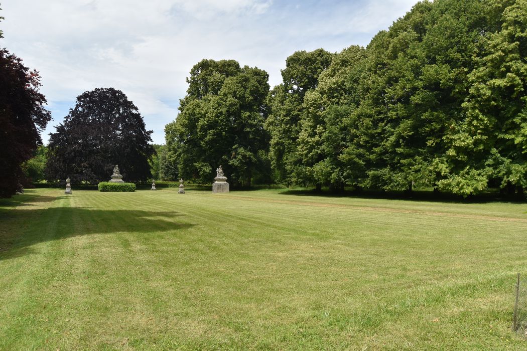 Château : Jardin nord-ouest, détail d'une allée