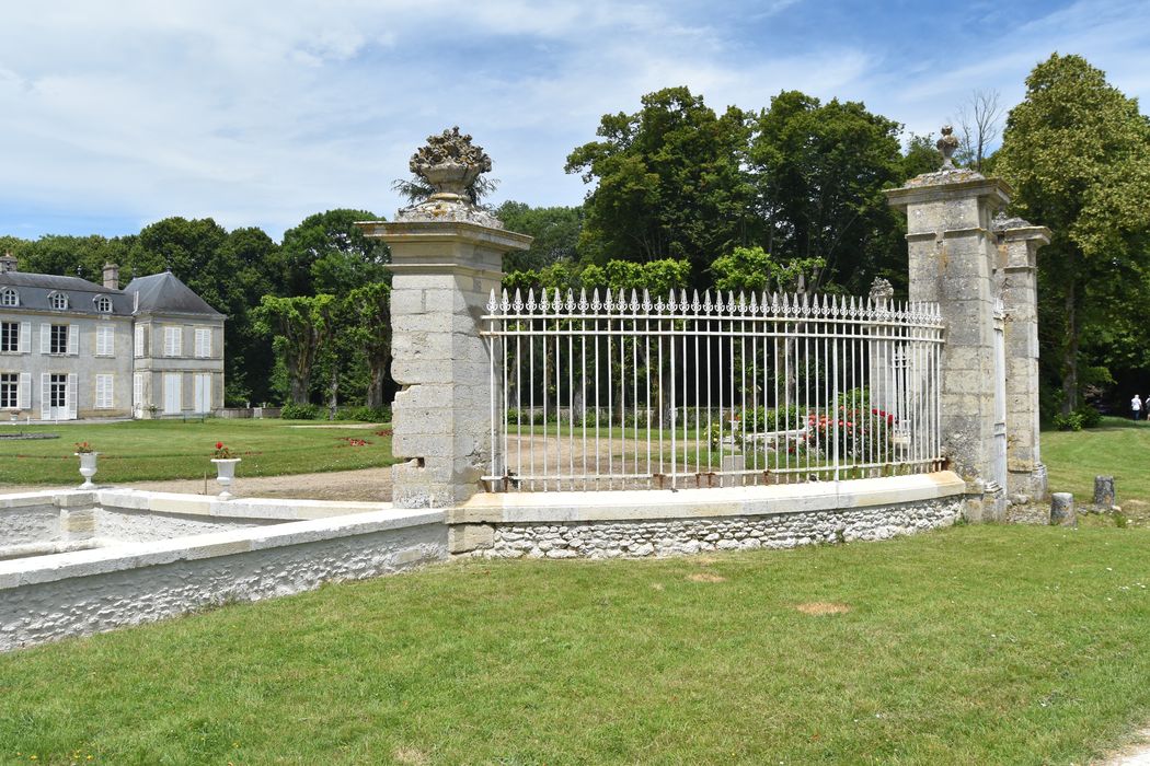 Château : Grilles d'accès sud-est, vue partielle