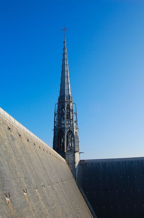 Cathédrale Sainte-Croix : Vue générale de la flèche