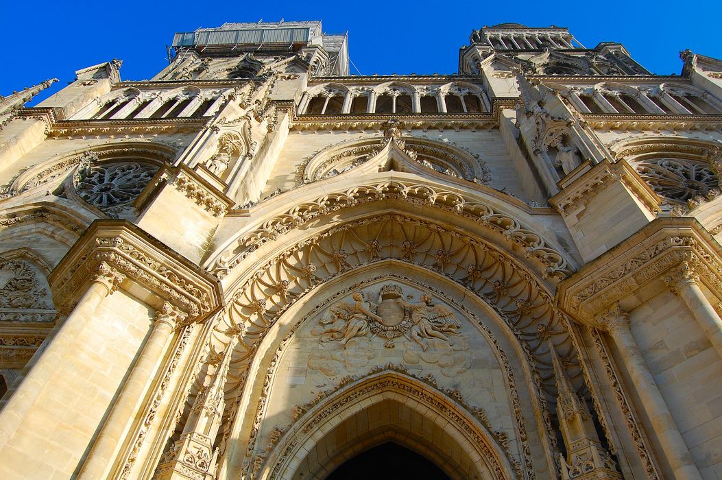 Cathédrale Sainte-Croix : Façade occidentale, vue partielle