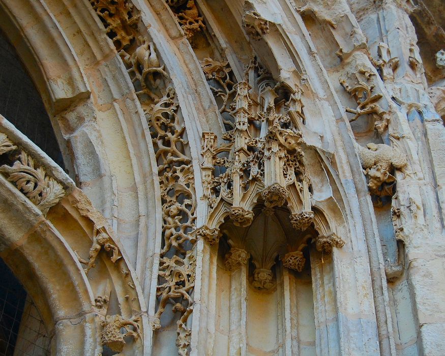 Cathédrale Sainte-Croix : Détail d'un dais sculpté