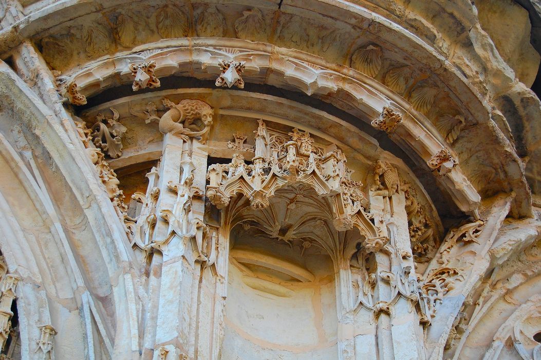 Cathédrale Sainte-Croix : Détail d'un dais sculpté