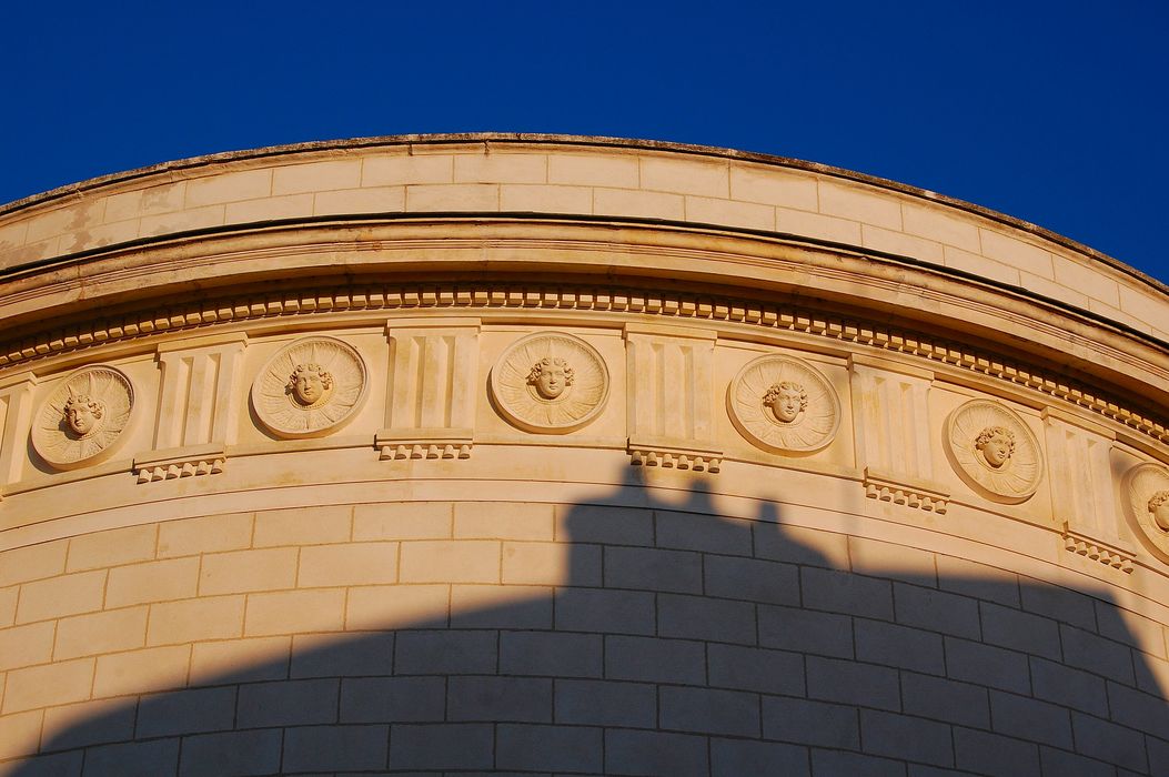 Temple de l'Eglise réformée : Détail de la corniche sculptée