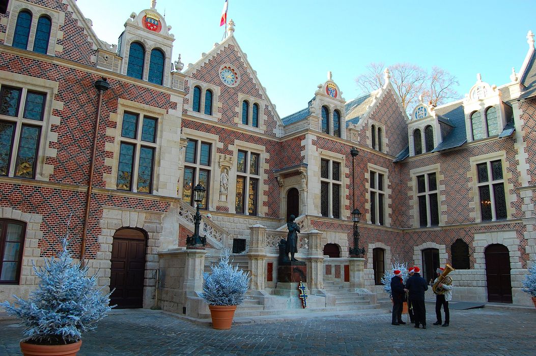 Hôtel Groslot, actuellement Hôtel de ville : Cour intérieure, façade est, vue générale