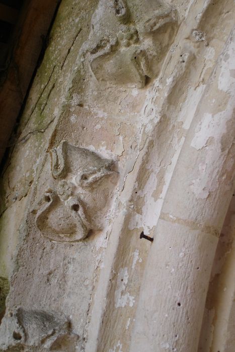 Chapelle de Chavres : Portail occidental, détail