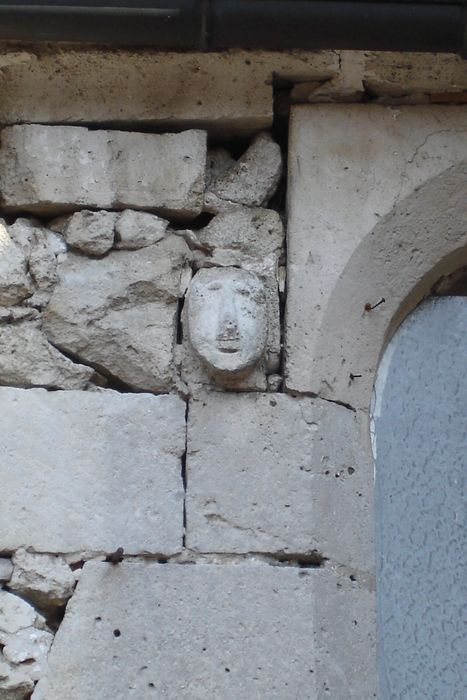 Chapelle de Chavres : Façade latérale sud, détail d'un élément sculpté