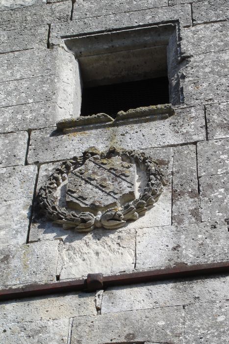 Chapelle de Chavres : Chapelle latérale sud, détail d'un blason sculpté