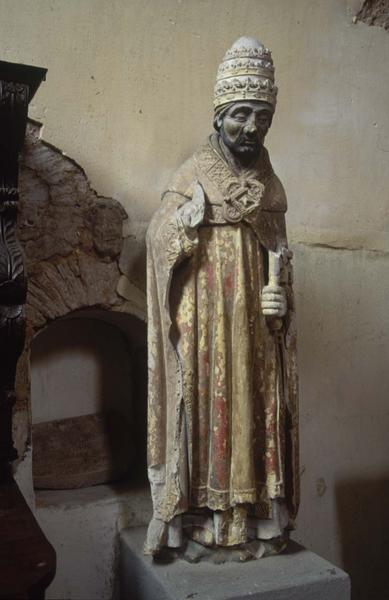 Statue de saint Pierre en pape en pierre