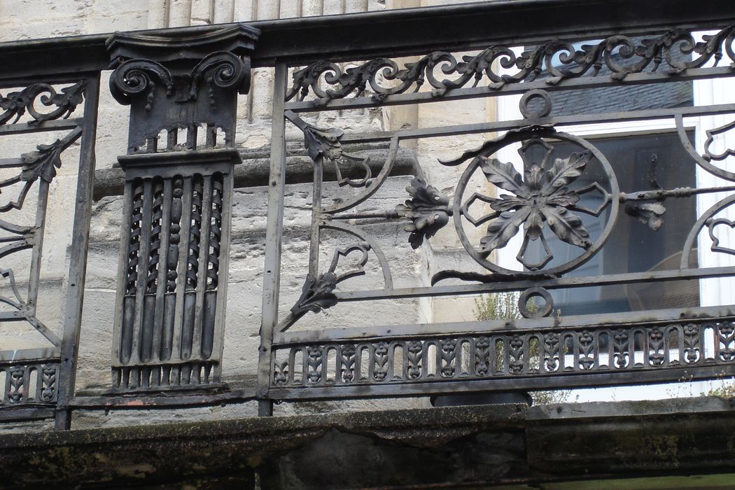 Immeuble dit Hôtel du Cadran : Détail de la ferronnerie du balcon du 1er étage