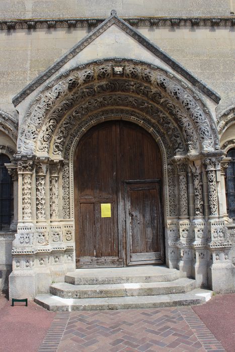 Eglise Sainte-Marie-Madeleine : Porche occidentale, vue générale