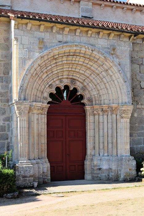 Eglise Saint-Hilaire : Portail nord, vue générale