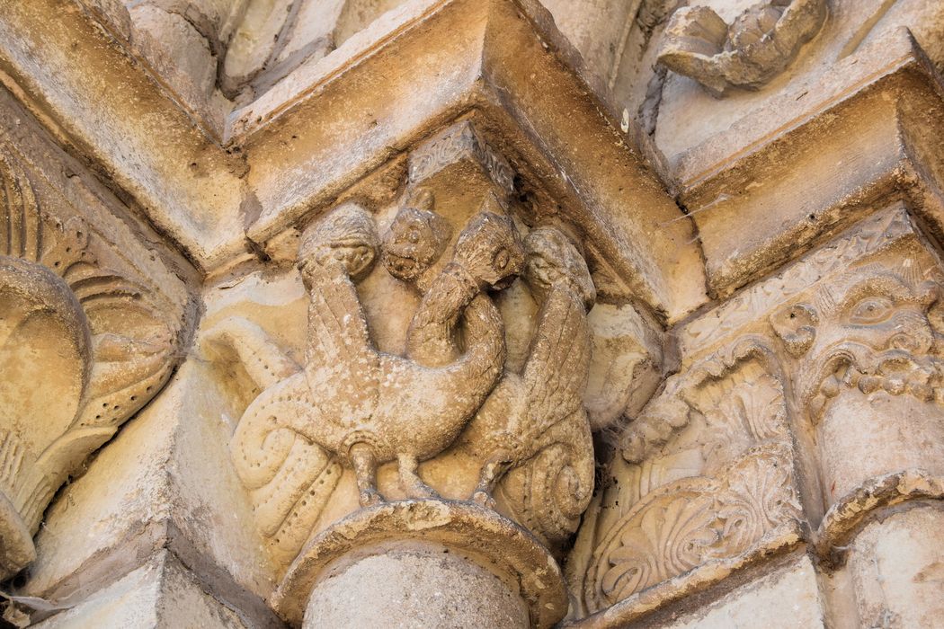 Eglise Saint-Hilaire : Portail nord, détail d'un chapiteau sculpté