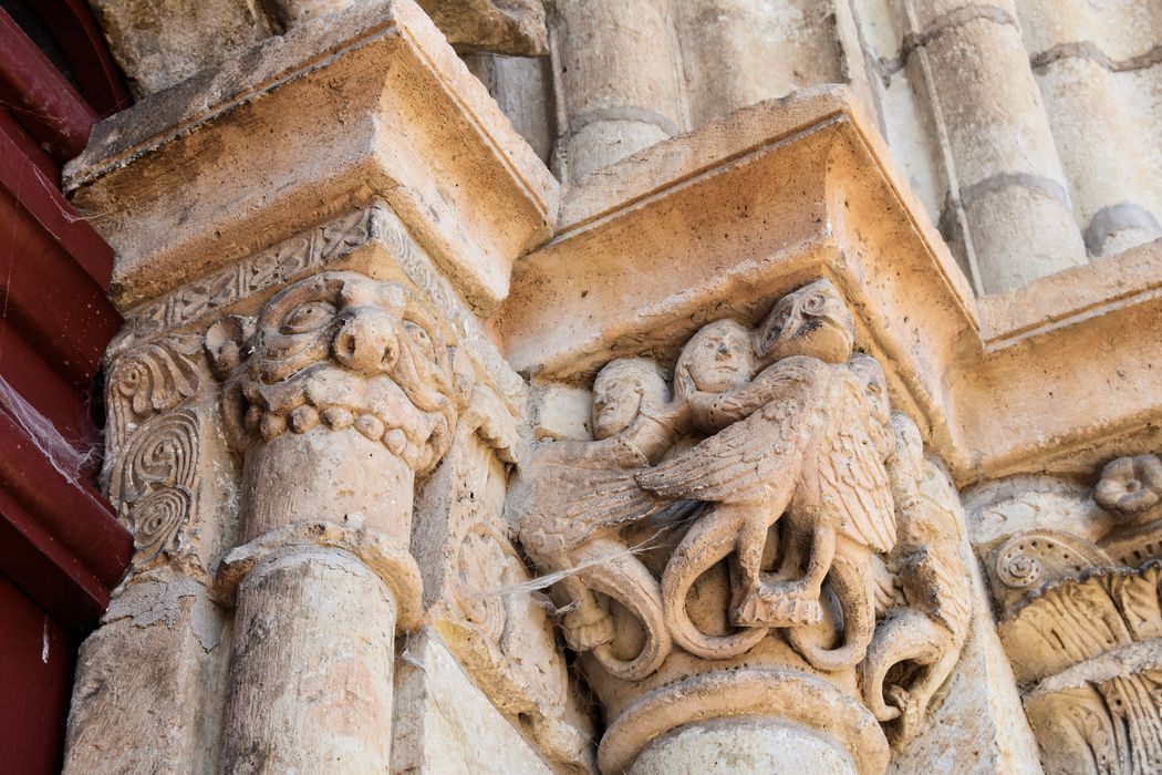 Eglise Saint-Hilaire : Portail nord, détail d'un chapiteau sculpté