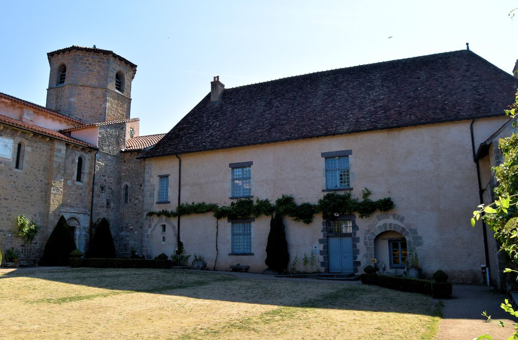 Ancien monastère : Façade ouest, vue générale