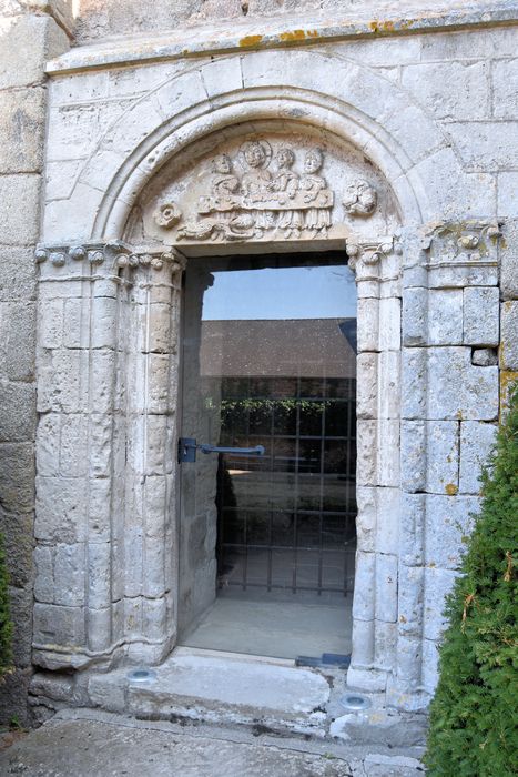 Eglise Saint-Hilaire : Façade latérale sud, porte d'accès, vue générale