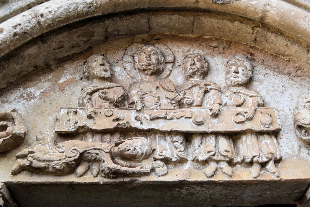 Eglise Saint-Hilaire : Façade latérale sud, porte d'accès, détail du tympan