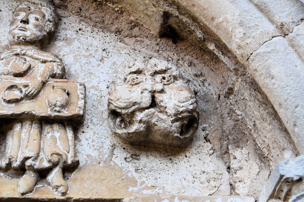 Eglise Saint-Hilaire : Façade latérale sud, porte d'accès, détail du tympan