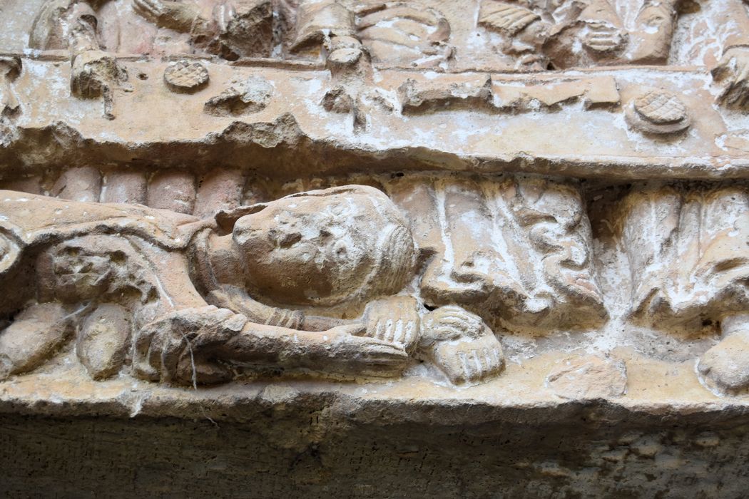 Eglise Saint-Hilaire : Façade latérale sud, porte d'accès, détail du tympan