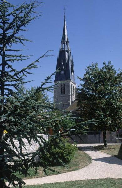 Clocher depuis un jardin