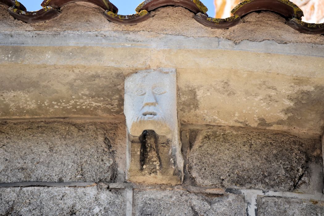 Eglise Saint-Hilaire : Chevet, détail d'un corbeau sculpté