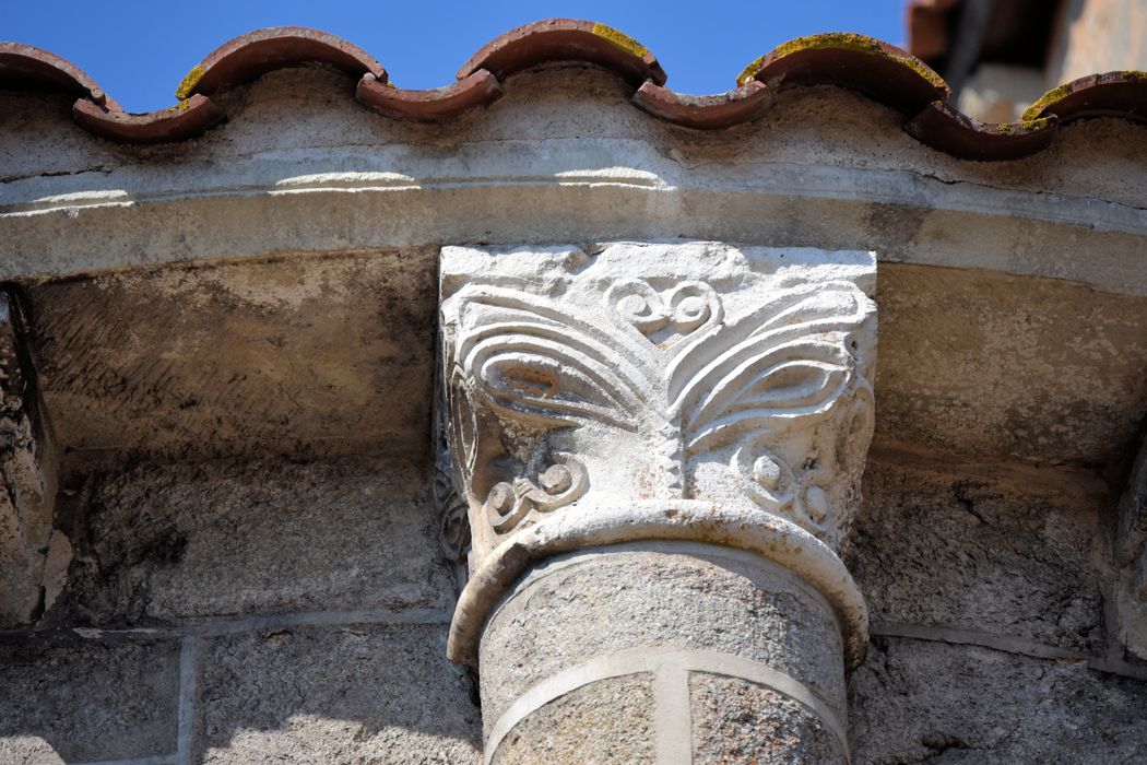 Eglise Saint-Hilaire : Chevet, détail d'un chapiteau