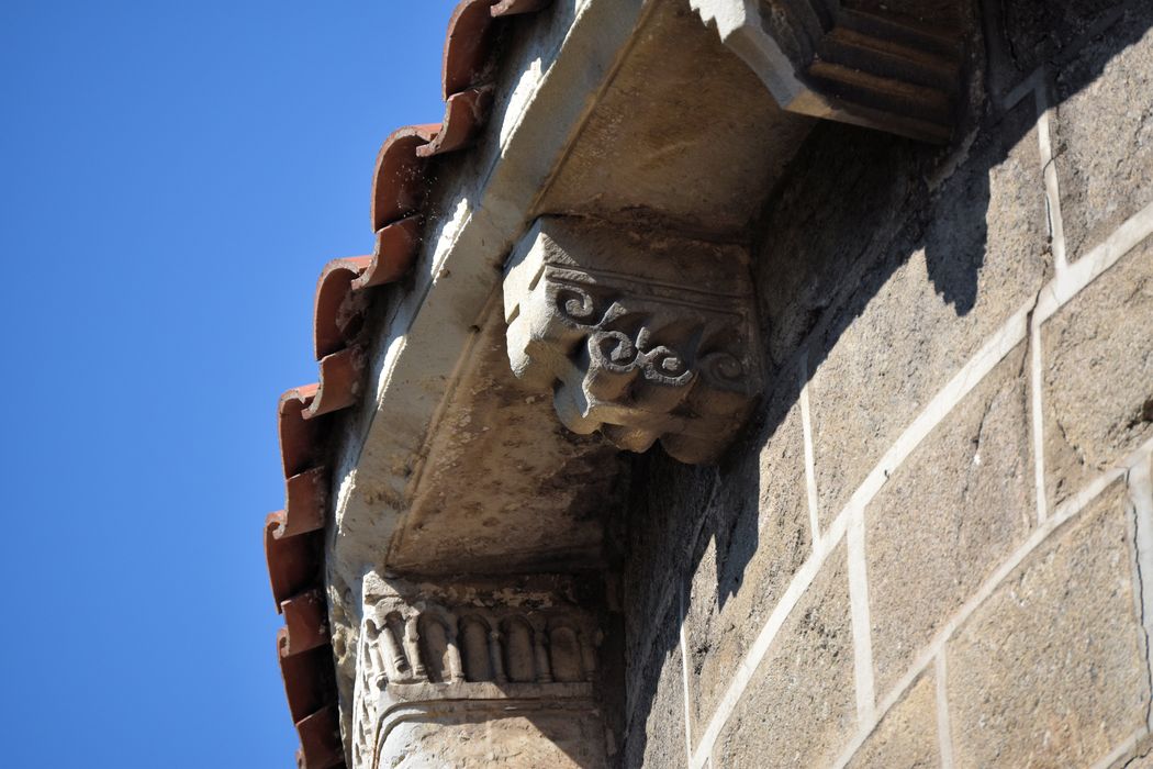 Eglise Saint-Hilaire : Chevet, détail d'un corbeau sculpté