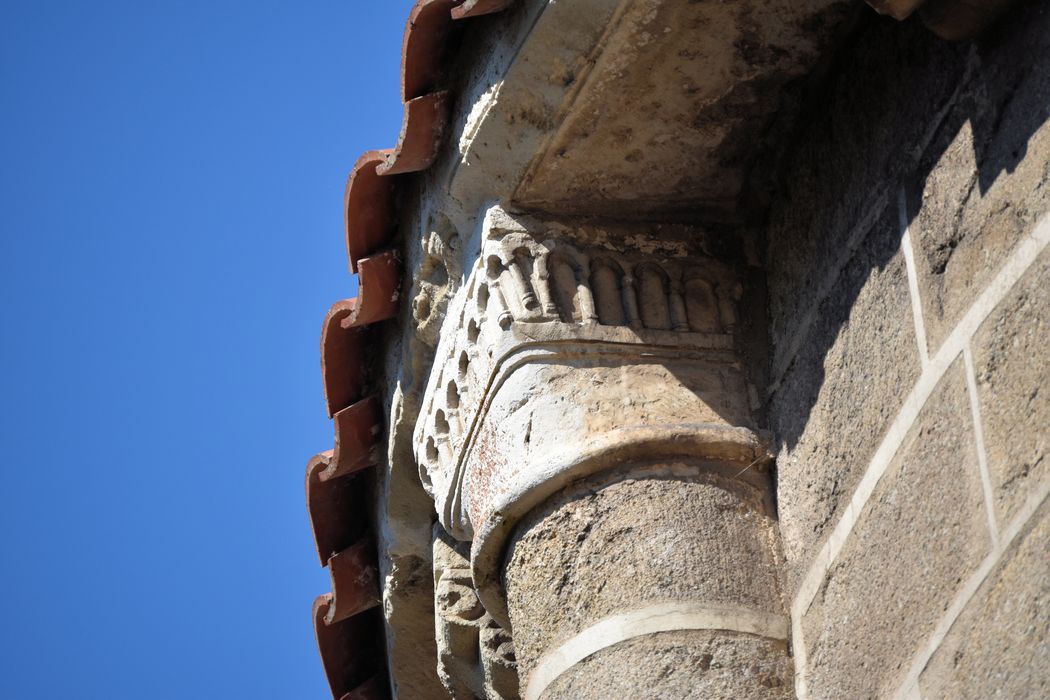 Eglise Saint-Hilaire : Chevet, détail d'un chapiteau