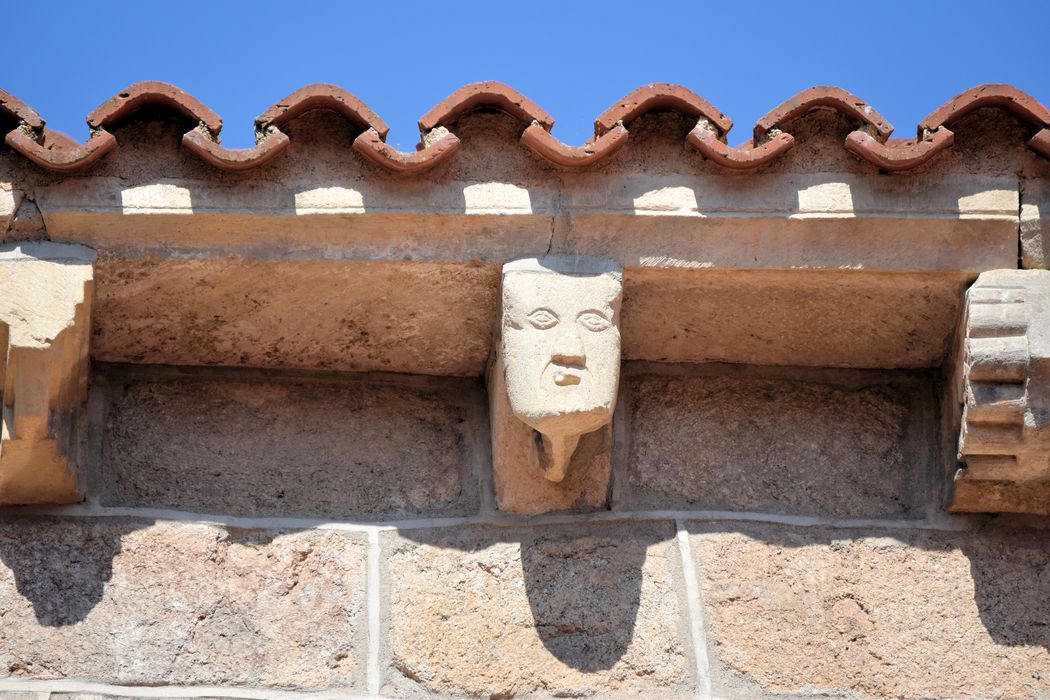 Eglise Saint-Hilaire : Chevet, détail d'un corbeau sculpté