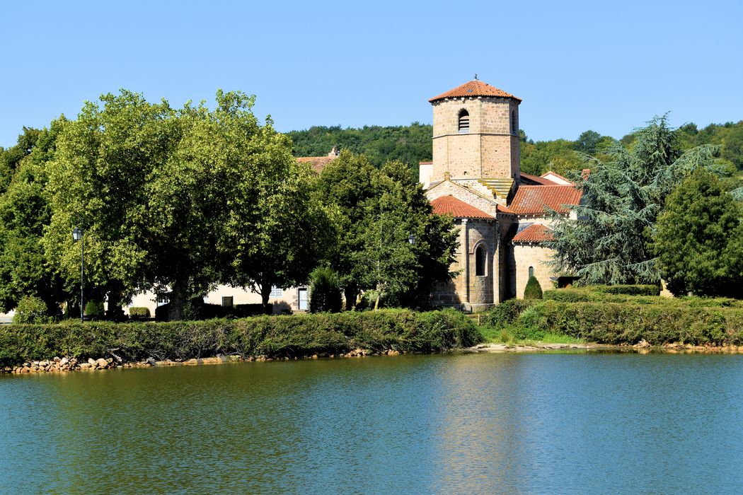 Eglise Saint-Hilaire : Vue générale de l'église depuis l'Est