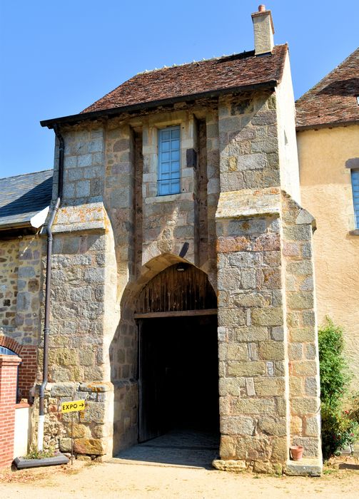 Ancien monastère : Porche d'accès à la cour, façade sud, vue générale