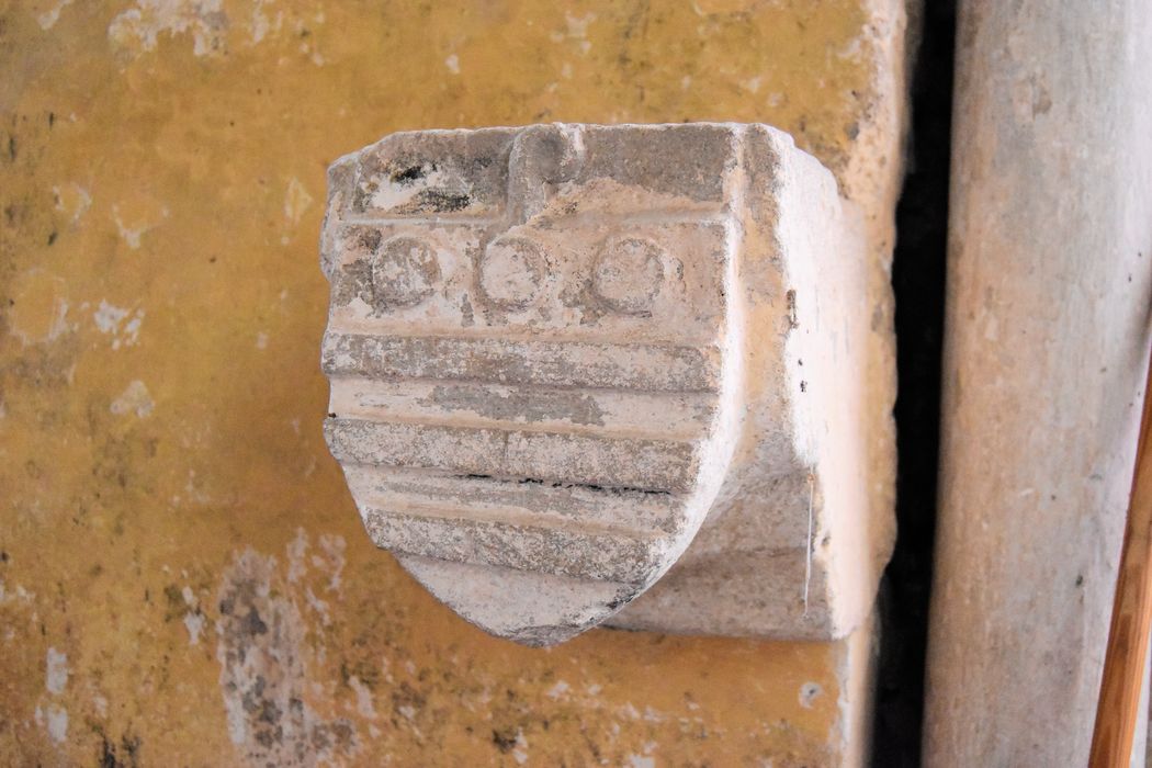 Eglise Saint-Hilaire : Choeur, détail d'un élément sculpté représentant un blason