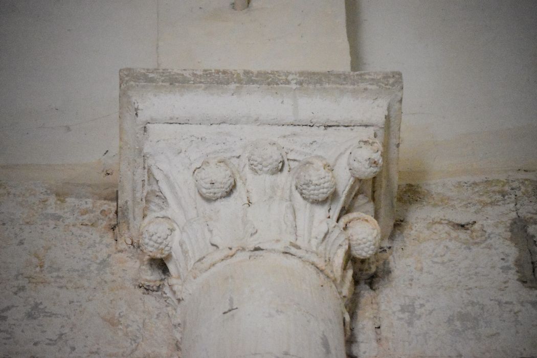 Eglise Saint-Hilaire : Détail d'un chapiteau sculpté