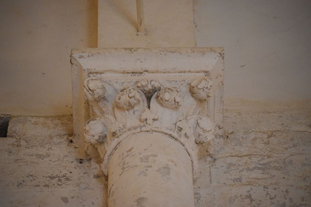 Eglise Saint-Hilaire : Détail d'un chapiteau sculpté